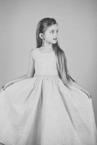 Gesicht Mode kleines Mädchen oder Kind in Ihrer Website. kleines Mädchengesicht Porträt in Ihrer Werbung. Mode-Modell auf rosa Hintergrund, Schönheit. Mode und Schönheit. — Stockfoto