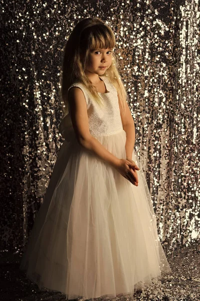 Boldog gyerek szórakozik. Kis lány a divatos ruha prom. kislány a glamour stílusban — Stock Fotó