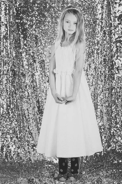 Μόδα και ομορφιά, μικρή πριγκίπισσα. Κοριτσάκι σε μοντέρνο φόρεμα, prom. Μόδα μοντέλο σε ασημί φόντο, ομορφιά. Παιδί κορίτσι στο φόρεμα κομψό αίγλη, κομψότητα. Κοίτα, κομμωτήριο, μακιγιάζ. Τα παιδιά — Φωτογραφία Αρχείου