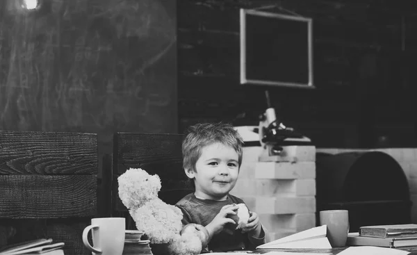 Barn spela - glad spel. Lycklig barndom koncept. Ler barn äta saftig frukt. Kid håller bitten apple — Stockfoto