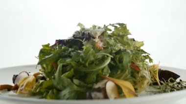 Salata beyaz tabak, koyu ahşap arka plan görev yaptı. Restoran yemek kavramı. Restoranda yemek.