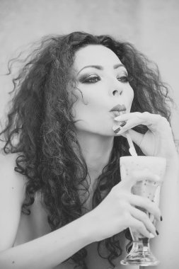 Kız desteklenmektedir. Sorunları kızlar yüz. Muhteşem kız içki kokteyl