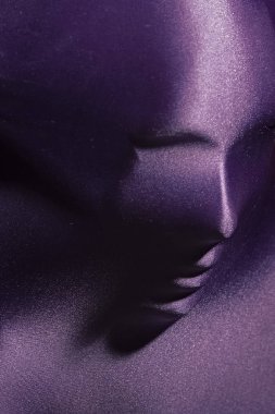 Kız desteklenmektedir. Sorunları kızlar yüz. Kumaş altında insan yüzü