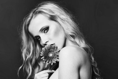 Kadınlar cilt bakımı yüz. Portre kadın yüzüne senin advertisnent. Çiçek ile seksi kadın