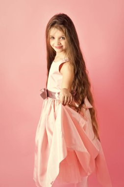 Çocuklar oynarken - mutlu oyun. Küçük kız çocuk model güzel elbiseli.