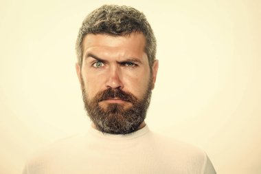 Adam ciddi duygu ile. Hipster ciddi bir yüz ile.