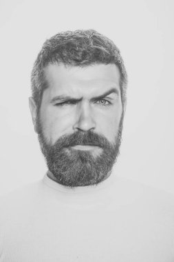 Adam kameraya bakıyor. Yakışıklı adam yüz. Hipster üzgün yüz ile.