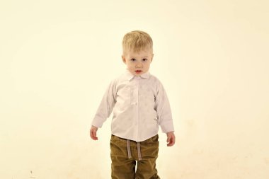 Beyaz gömlekli, iş küçük çocuk.