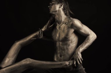 Yakışıklı adam yüz. Seksi bir adam tutun bacak moda yüksek topuklu ayakkabı ile.