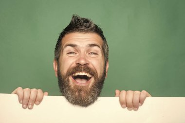 Adam ya da yeşil zemin üzerine sakallı adam.