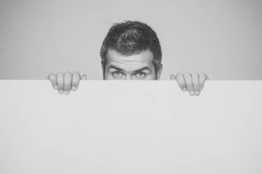 Adam yakışıklı bir yüz. Şık saçlı adam.