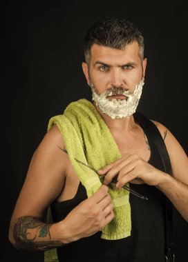 Adam ciddi duygu ile. Saç kesimi sakallı adam, Milli.