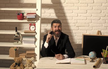 Profesör ile mutlu yüz fikir sahip olmak. Öğretmen ve okul malzemeleri