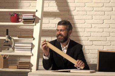 Klasik eğitim ve bilgi kavramı. Sakallı