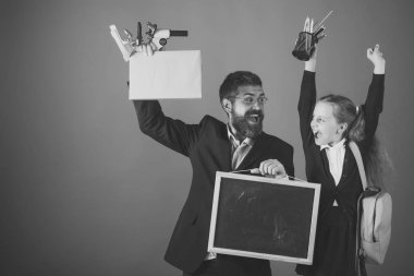 Çocuk ve baba mikroskop, yazı tahtası, kitap ve Kırtasiye tutun