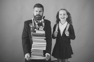 Çocuk ve baba yığın kitap okul malzemeleri ile tutun