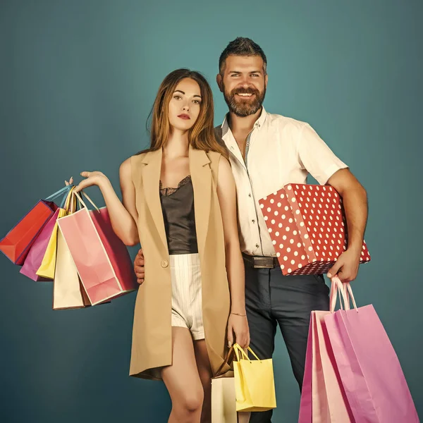 Par i kärlek. shopping och försäljning, lyckliga par i kärlek hålla shopping väska — Stockfoto