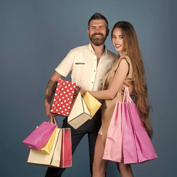 사랑에 빠진 커플입니다. 쇼핑 및 판매, 행복 한 부부 사랑 개최 쇼핑 가방 — 스톡 사진