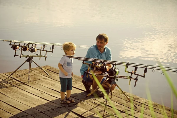 Concepto de Felicidad Infantil Infantil. Hombre y niño pasar tiempo al aire libre y la pesca — Foto de Stock