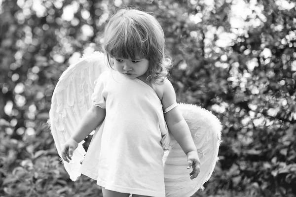 Šťastné dítě baví. malý chlapec v andělská křídla — Stock fotografie