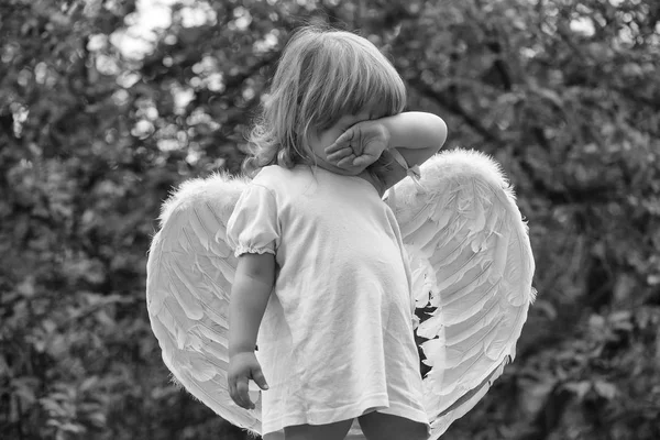 Kleine jongen in engel vleugels — Stockfoto
