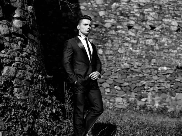 Elegant Man in Suit. Young man poses outdoor — Stock Photo, Image