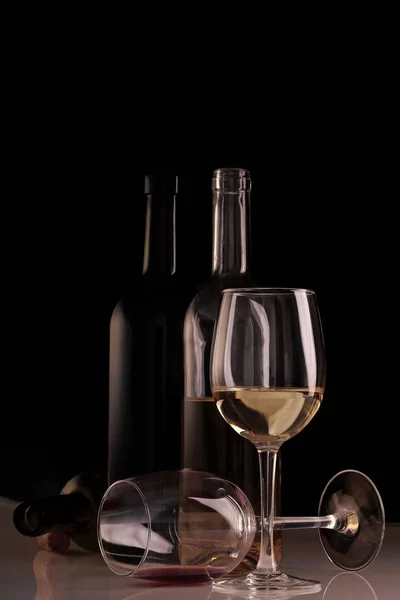 Botellas y vasos con vino — Foto de Stock