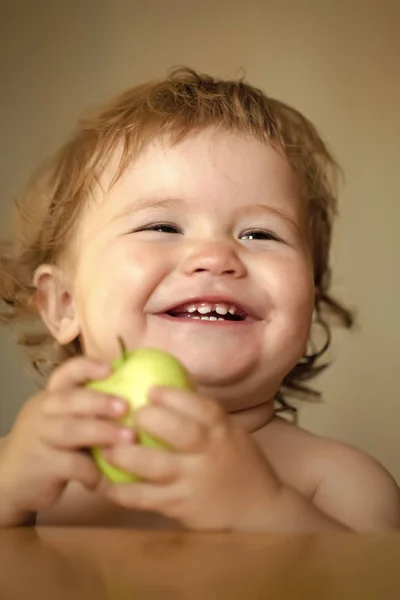 Szczęśliwe dziecko zabawy. Portret roześmiany chłopca z apple — Zdjęcie stockowe