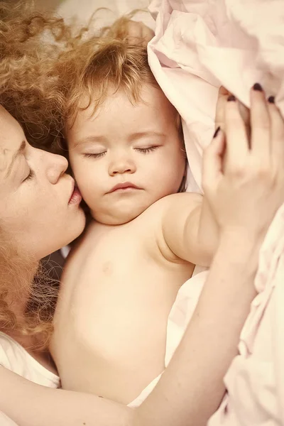 Mutter küsst Baby — Stockfoto