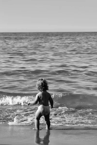 Kleine jongen in zeewater — Stockfoto