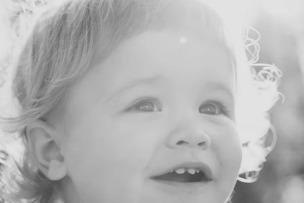 Chico feliz divirtiéndose. Primer plano del niño — Foto de Stock