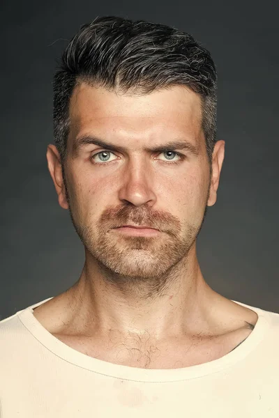 Hombre cara guapo. Hombre afeitado con cerdas — Foto de Stock