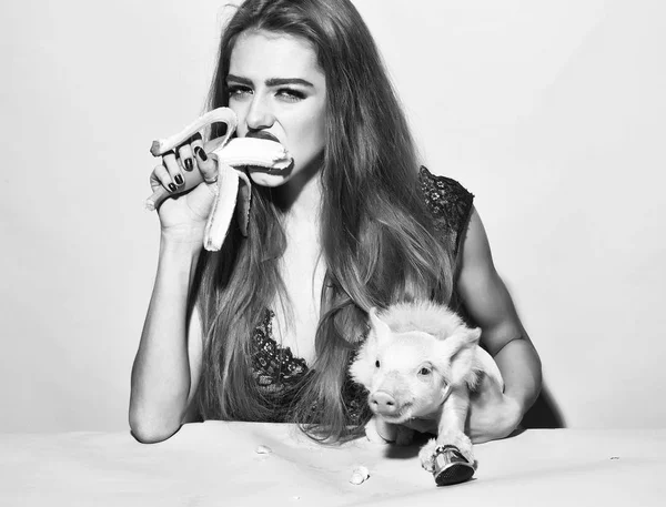 Moda modelo mulher fezes de perto. Mulher cara wiht emoção feliz. Mulher com porco e banana — Fotografia de Stock