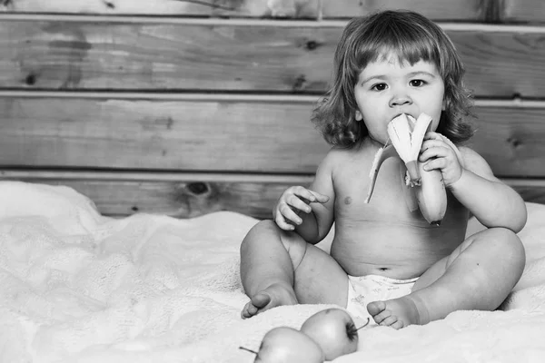 Jongen met bananen en appels — Stockfoto