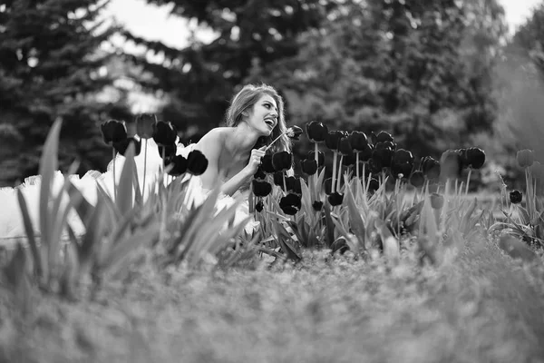 Face girl pour la couverture du magazine. Fille visage portrait dans votre publicité. Souriante fille avec des tulipes rouges — Photo