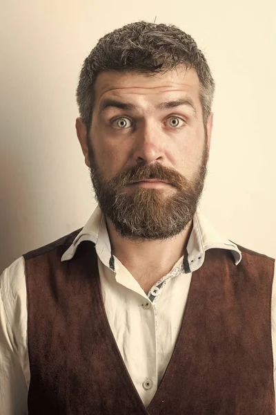 Cara de homem bonito. Homem com barba longa e bigode no rosto surpreso . — Fotografia de Stock