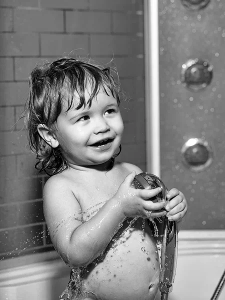 淋浴小男婴 — 图库照片