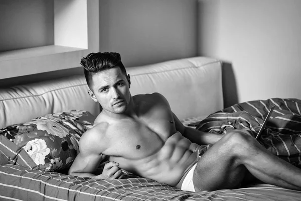 Gli uomini guariscono la cura del corpo. Muscolare uomo sexy a letto — Foto Stock