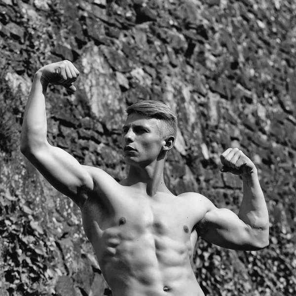 Los hombres curan el cuidado corporal. Muscular culturista posando al aire libre — Foto de Stock