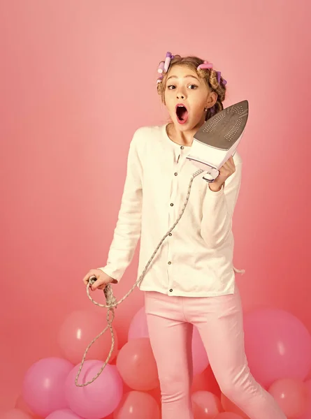 子供服にピンクの背景、パンチの効いたパステルをアイロン. — ストック写真