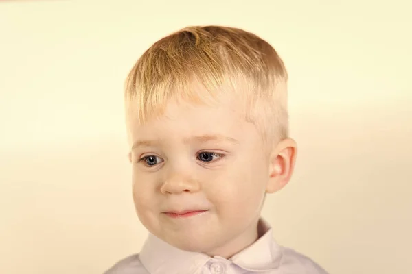 Pequeño niño de pie sonriendo feliz — Foto de Stock