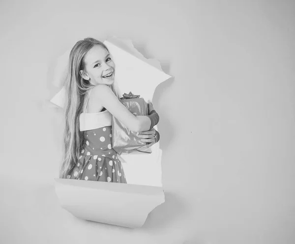 Праздники, подарки, детство и люди концепция - улыбающаяся маленькая девочка с подарочной коробкой — стоковое фото