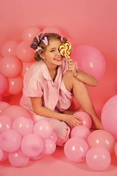 Kleines Mädchen mit Bonbon-Lutscher. — Stockfoto