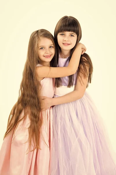Kislányok húga, hosszú haj, elszigetelt fehér. — Stock Fotó