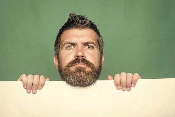 Hombre o barbudo sobre fondo verde . — Foto de Stock