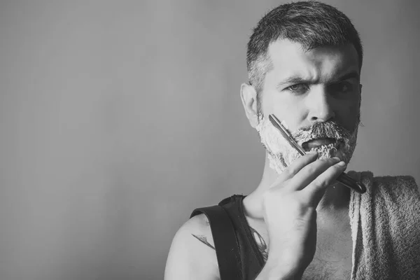 Ernstige hipster in barbershop en nieuwe technologieën. — Stockfoto