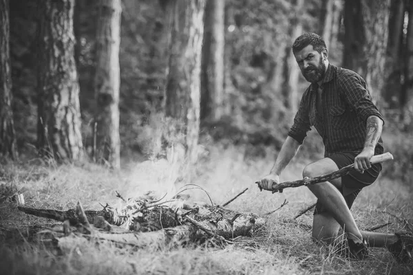 Homme avec une émotion sérieuse. Homme randonneur faire le feu dans la forêt — Photo