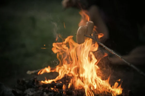 Worst op stick geroosterd op vreugdevuur vuur op natuurlijke omgeving — Stockfoto