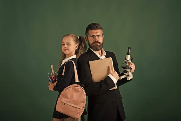 남자와 여자 학교 유니폼을 착용 하는 가방 — 스톡 사진