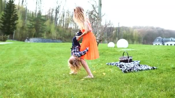 Estilo de vida. Mamá e hijo en happines en el exterior en el prado — Vídeos de Stock